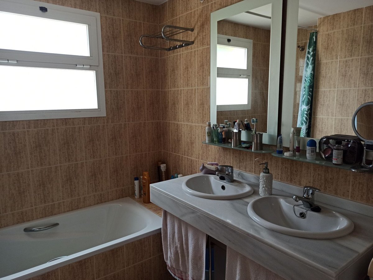 Helle Eckwohnung mit 22 m² Terrasse und Swimmingpool in Strandnähe, Calahonda, Spanien