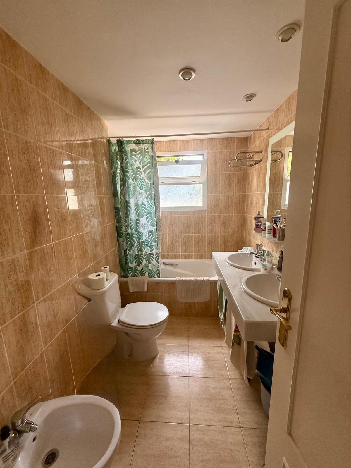 Helle Eckwohnung mit 22 m² Terrasse und Swimmingpool in Strandnähe, Calahonda, Spanien
