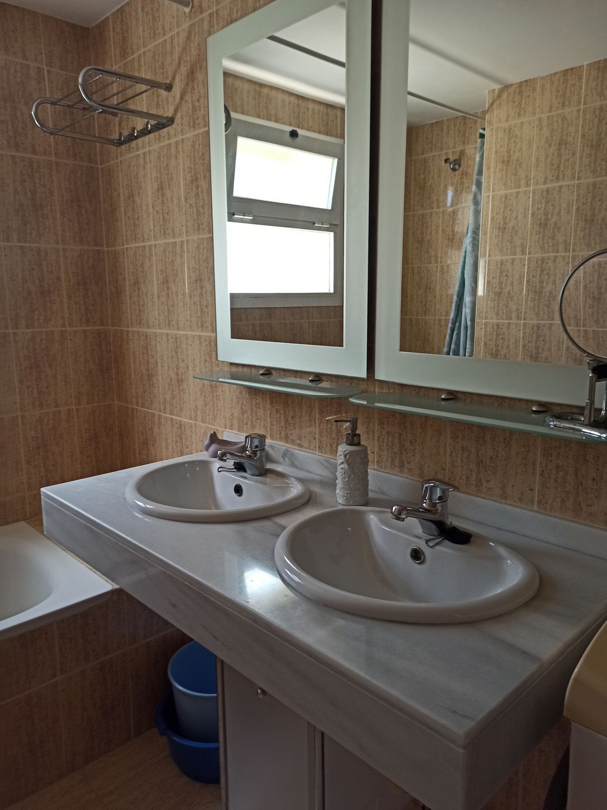 Helle Eckwohnung mit 22 m² Terrasse und Swimmingpool in Strandnähe, Calahonda, Spanien