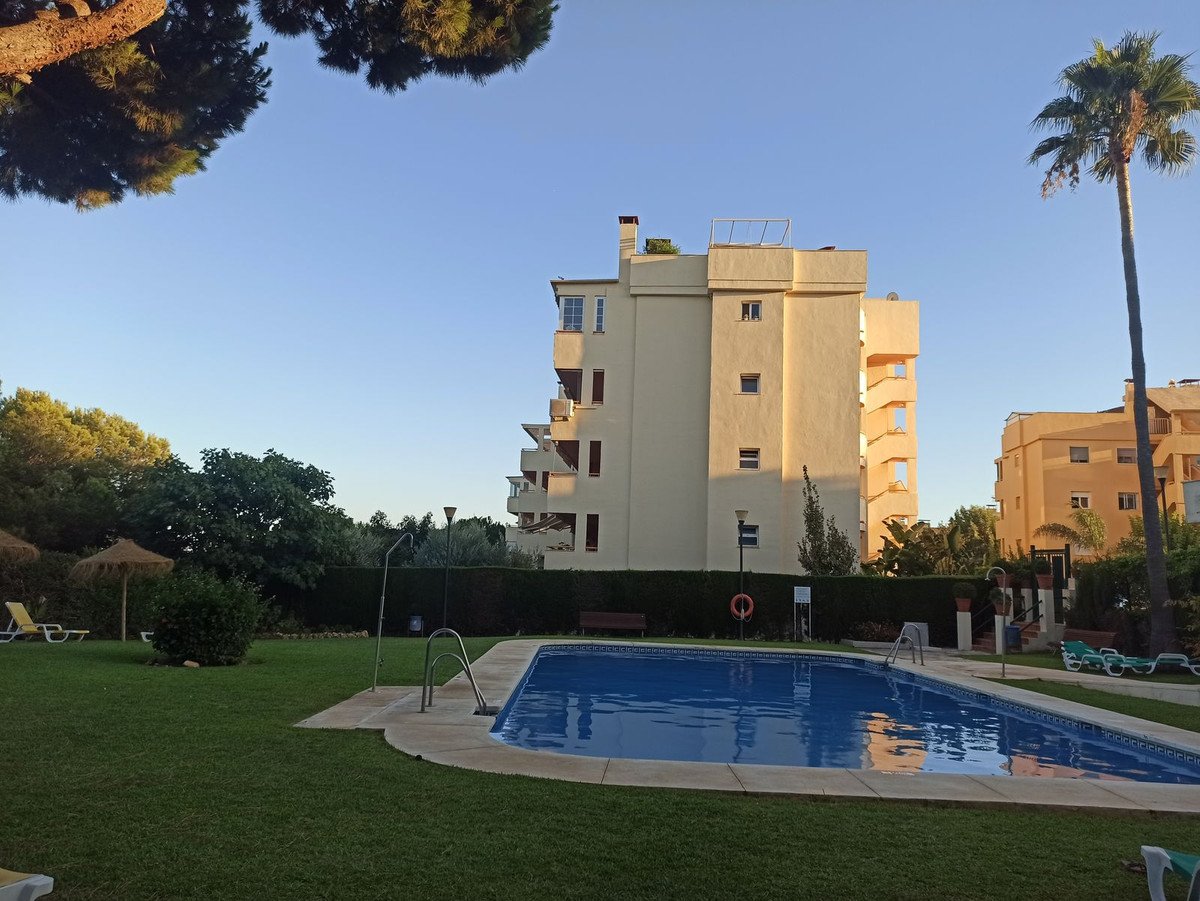 Helle Eckwohnung mit 22 m² Terrasse und Swimmingpool in Strandnähe, Calahonda, Spanien