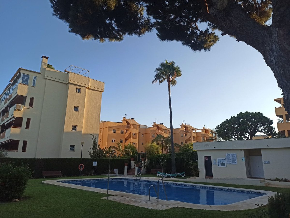 Helle Eckwohnung mit 22 m² Terrasse und Swimmingpool in Strandnähe, Calahonda, Spanien