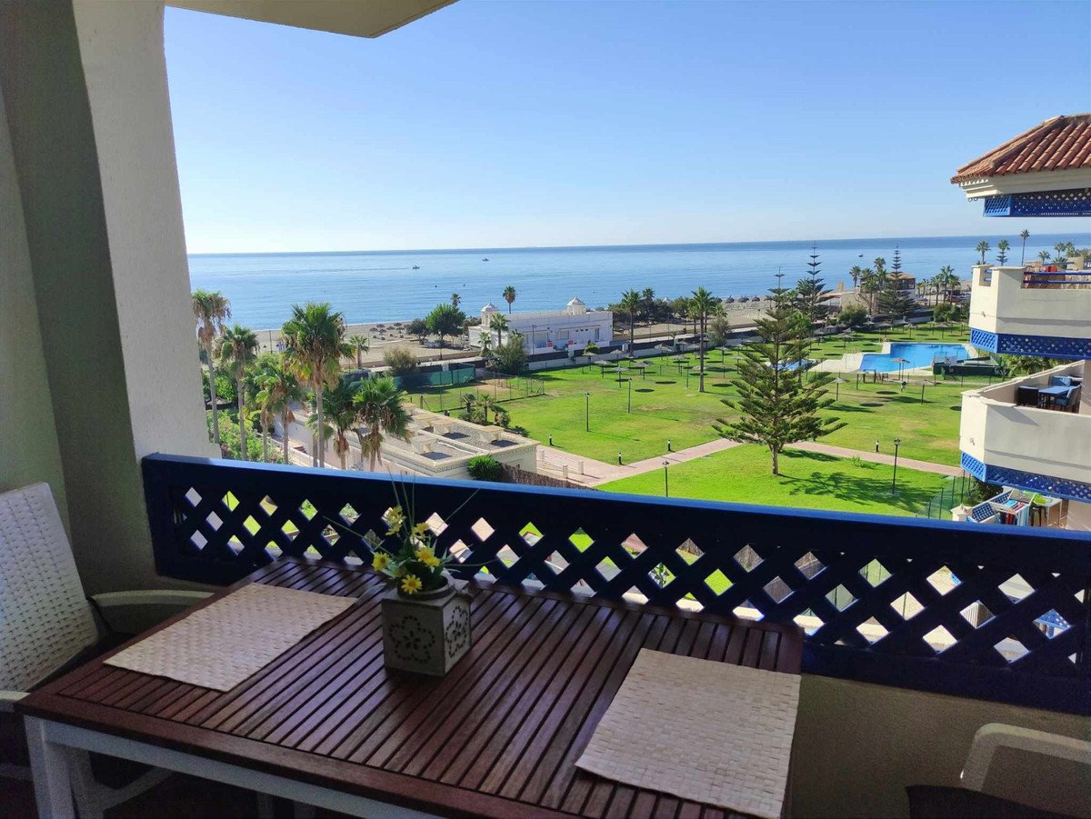 Strandappartement mit Meerblick, Terrasse und Privatparkplatz, Manilva, Spanien