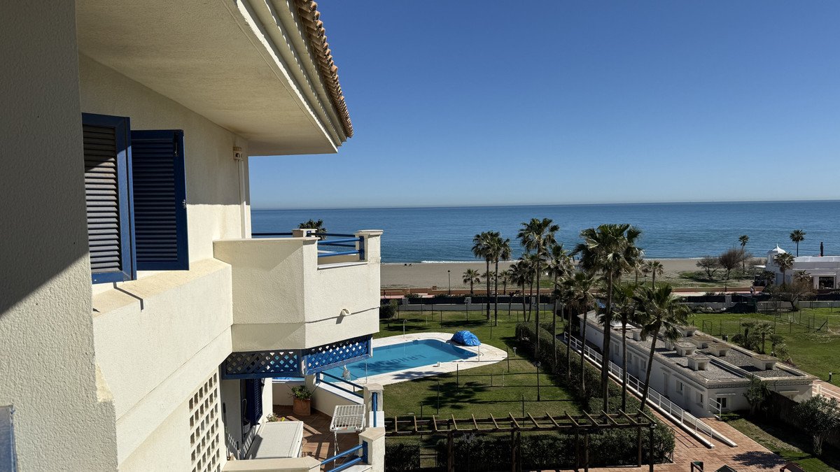 Strandappartement mit Meerblick, Terrasse und Privatparkplatz, Manilva, Spanien