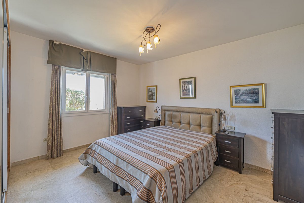 Frontline beach apartment with two bathrooms and garage, Estepona, Spain