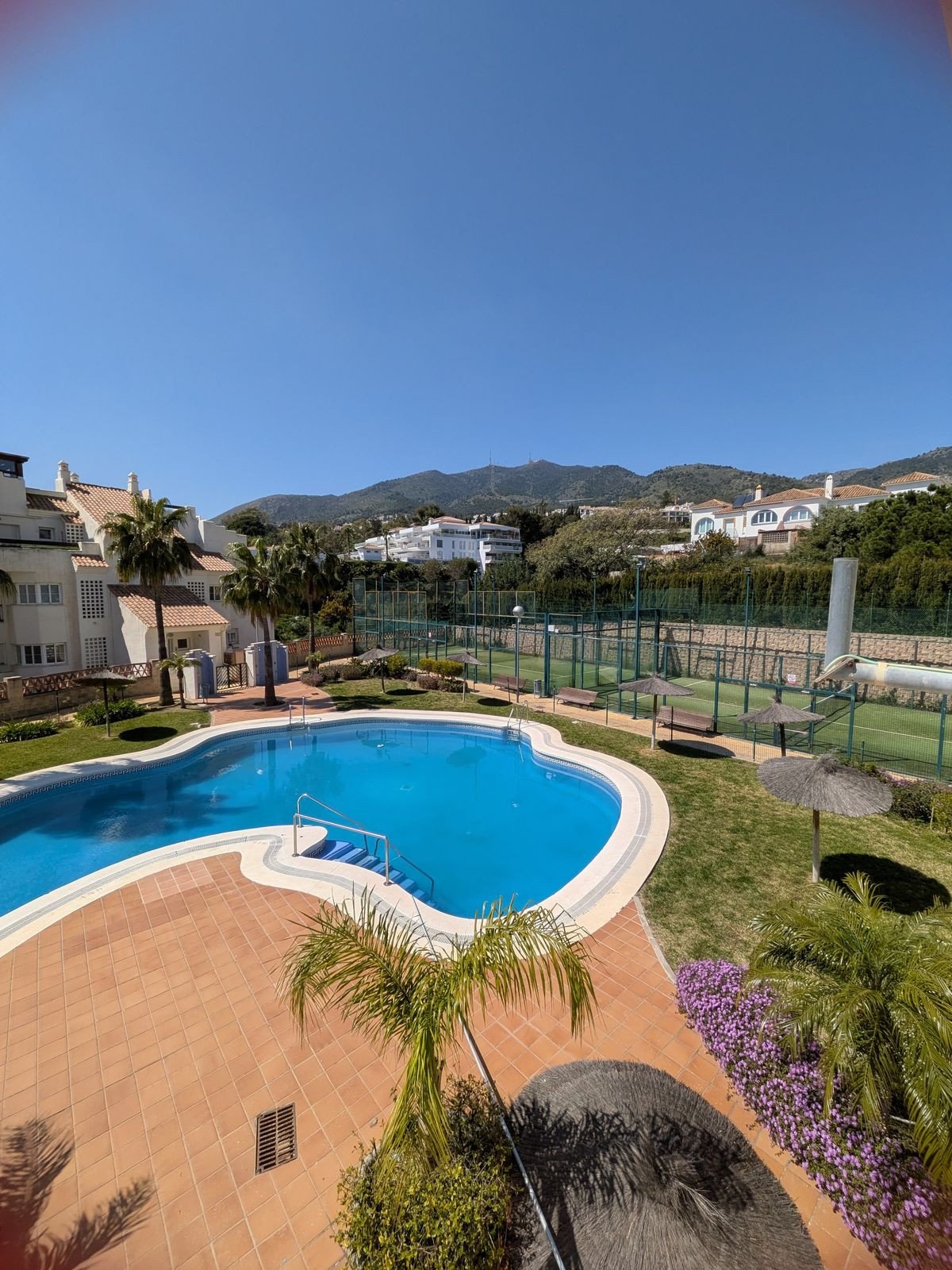 Apartment mit überdachter Terrasse (25 m²), zwei Garagenstellplätzen und Meerblick, Benalmádena, Spanien