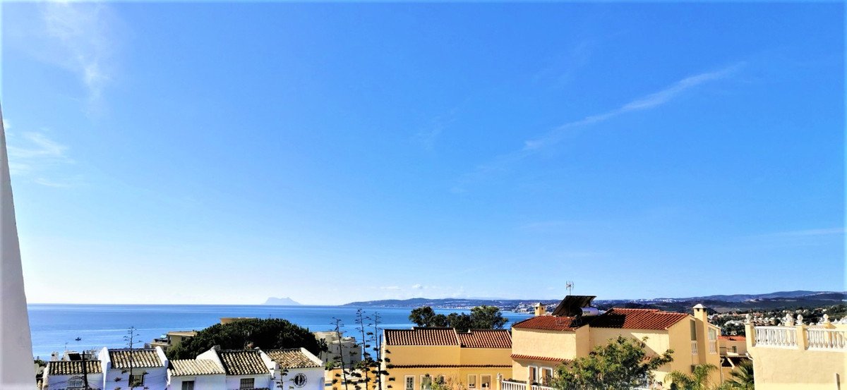 Renoviertes Stadthaus mit Garten und Blick auf Gibraltar, Estepona, Spanien