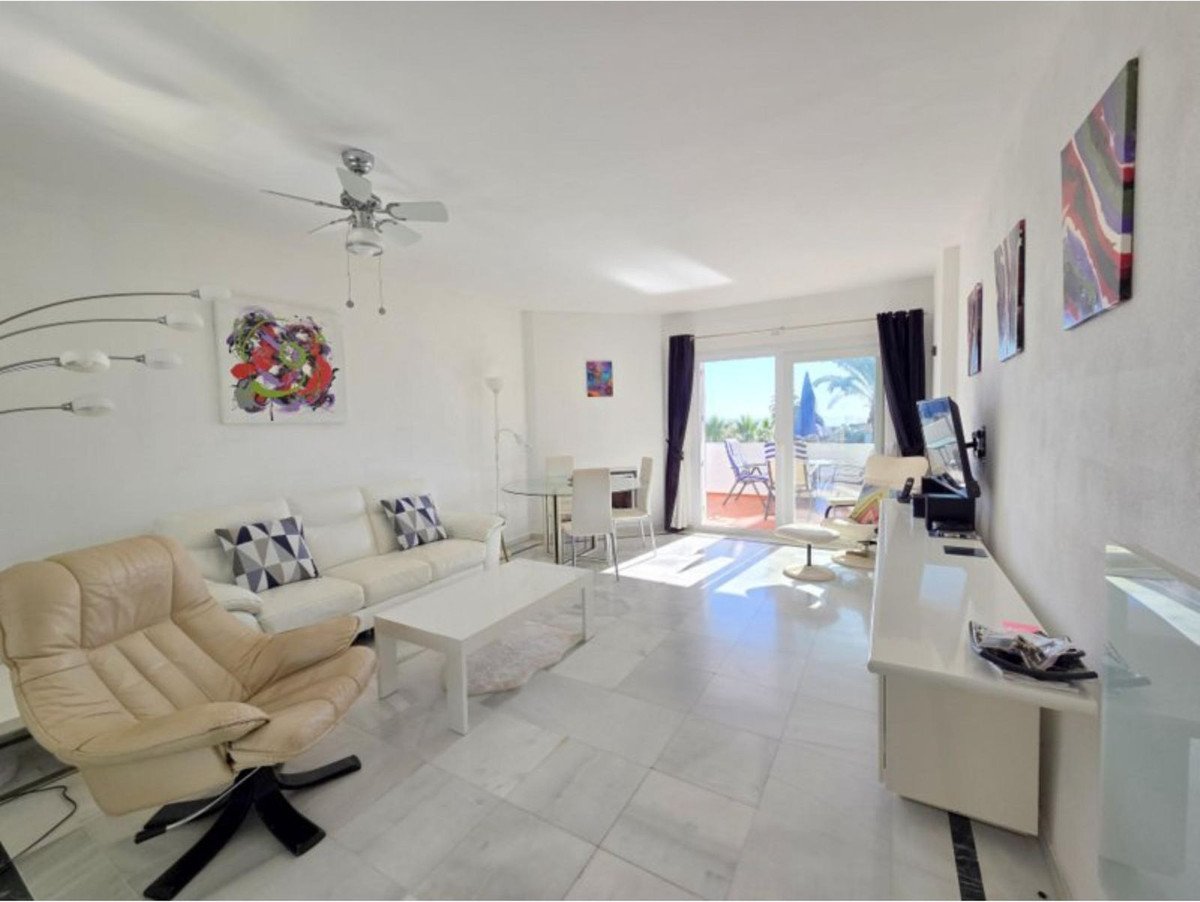 Drei-Zimmer-Wohnung mit 20 m² Terrasse in der Nähe von Duquesa Marina, Manilva, Spanien