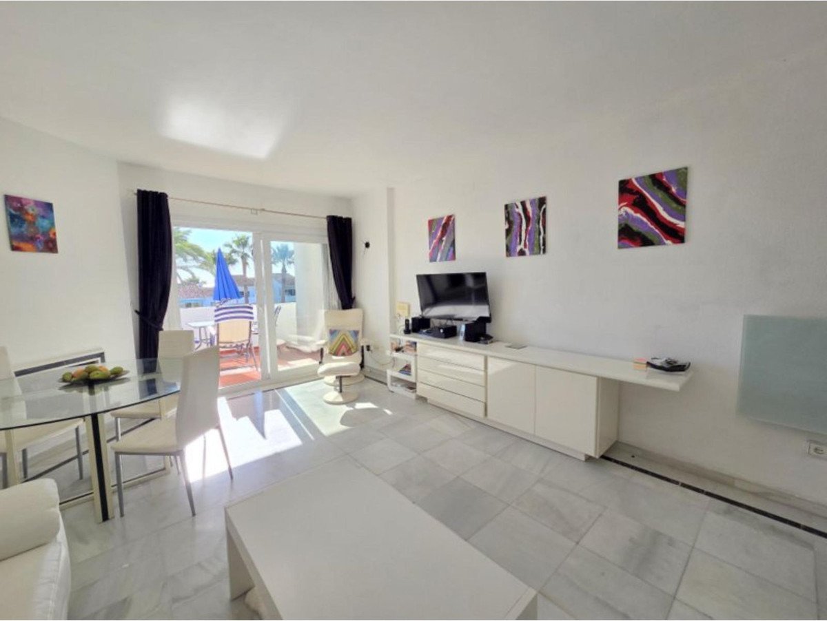 Drei-Zimmer-Wohnung mit 20 m² Terrasse in der Nähe von Duquesa Marina, Manilva, Spanien