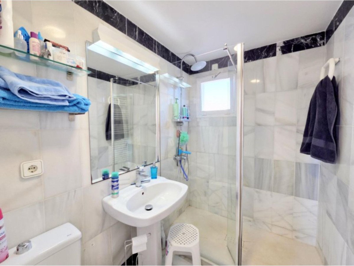Drei-Zimmer-Wohnung mit 20 m² Terrasse in der Nähe von Duquesa Marina, Manilva, Spanien