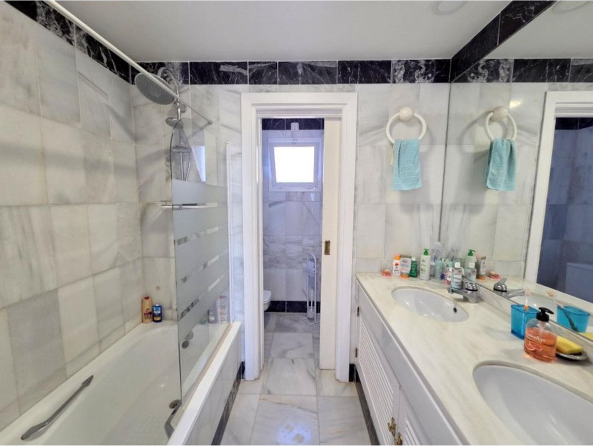 Drei-Zimmer-Wohnung mit 20 m² Terrasse in der Nähe von Duquesa Marina, Manilva, Spanien