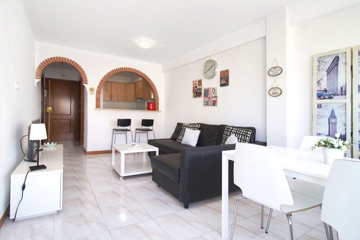 Investment apartment with tourist license on the 8th floor with sea views, Benalmádena, Spain