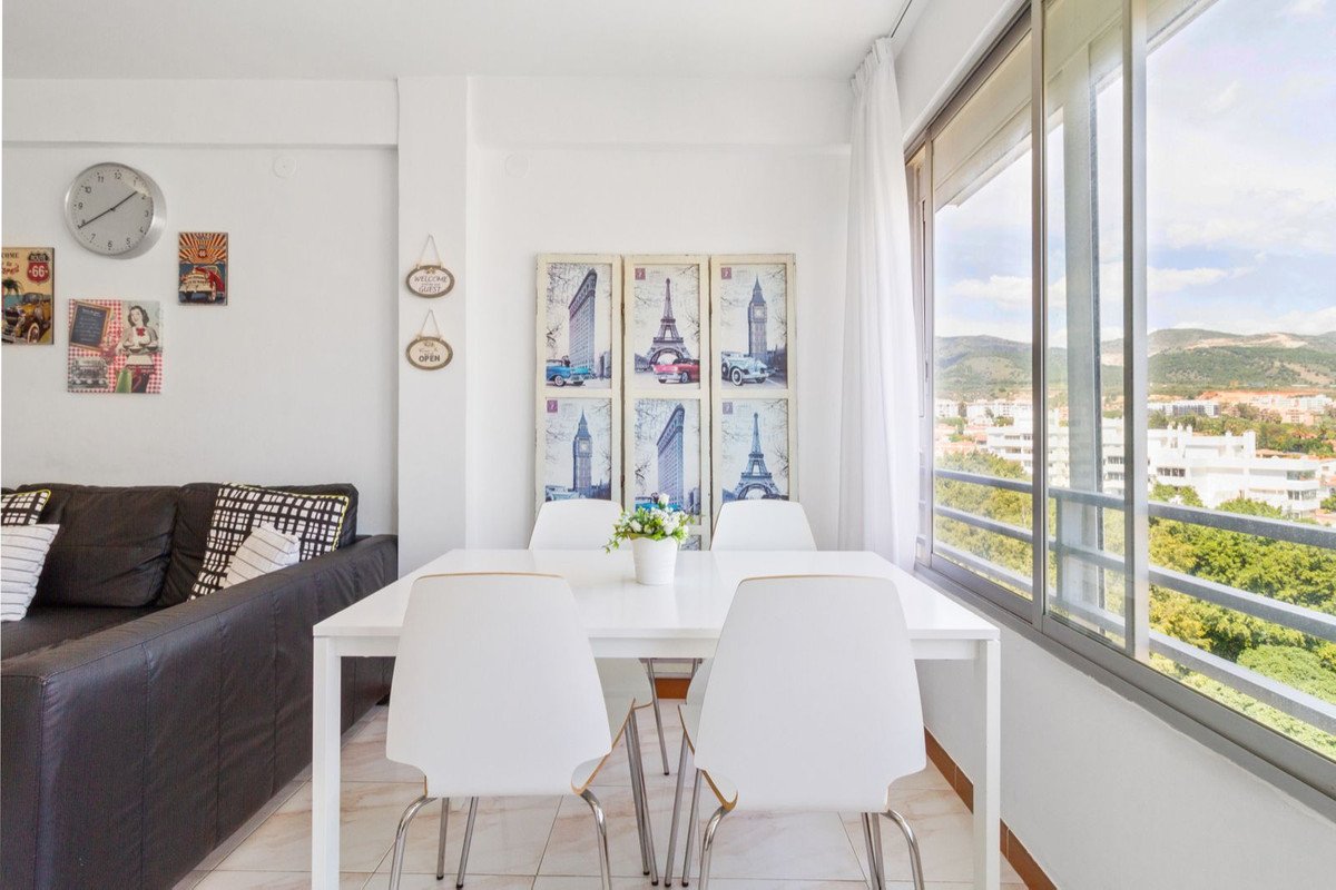Investment apartment with tourist license on the 8th floor with sea views, Benalmádena, Spain