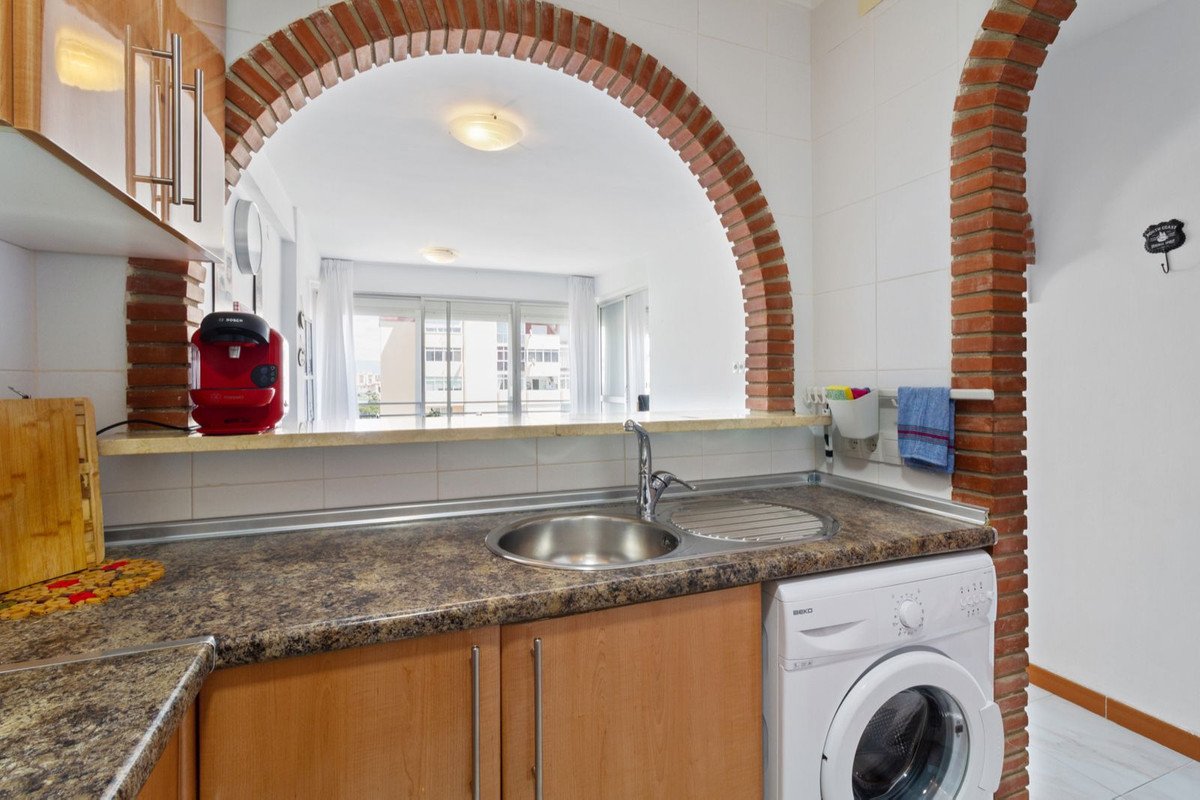 Investment apartment with tourist license on the 8th floor with sea views, Benalmádena, Spain