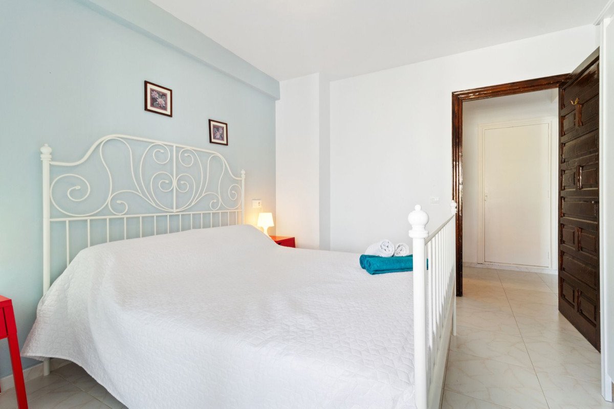 Investment apartment with tourist license on the 8th floor with sea views, Benalmádena, Spain
