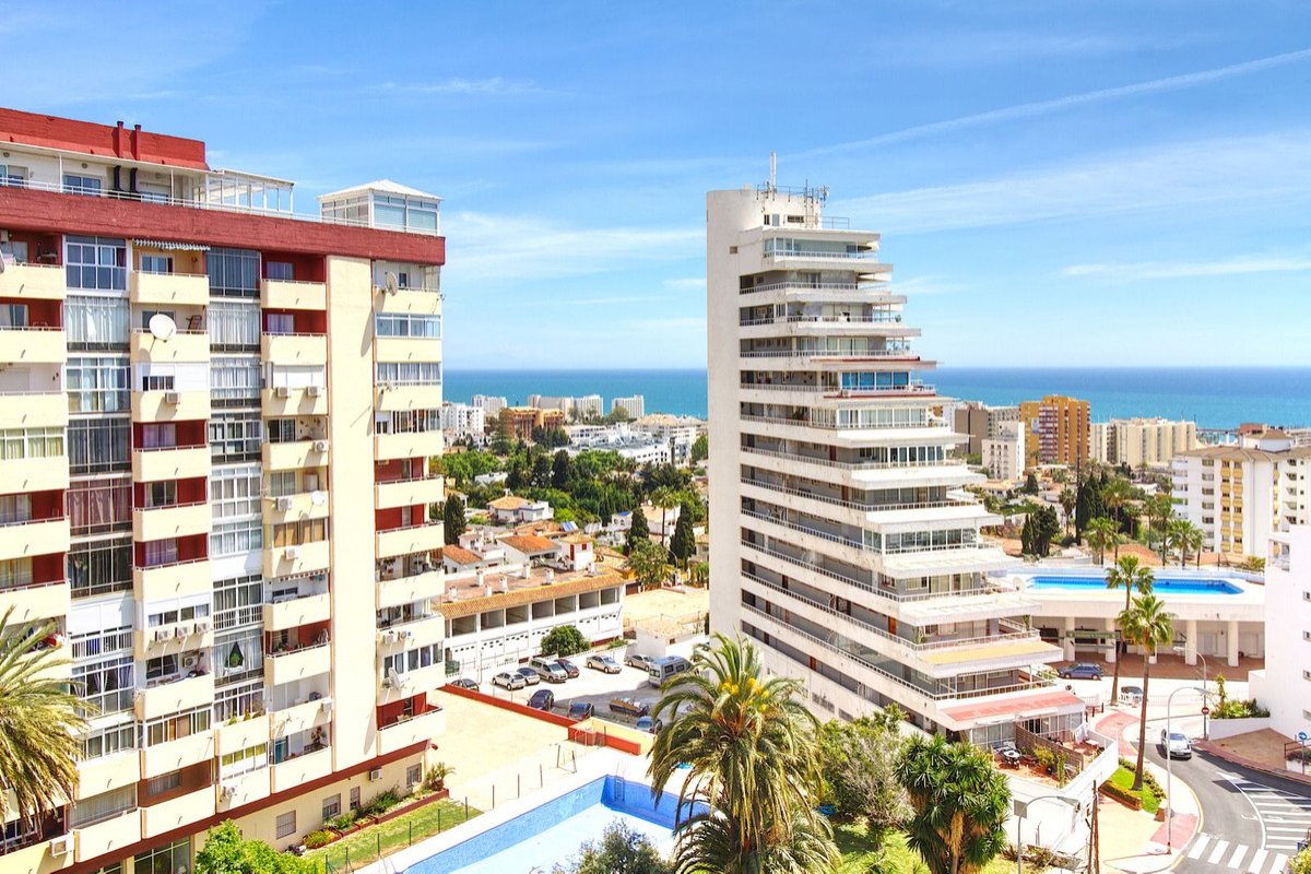 Investment apartment with tourist license on the 8th floor with sea views, Benalmádena, Spain
