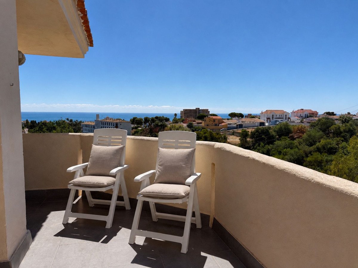Investment apartment on the top floor with tourist license and sea views, Mijas, Spain
