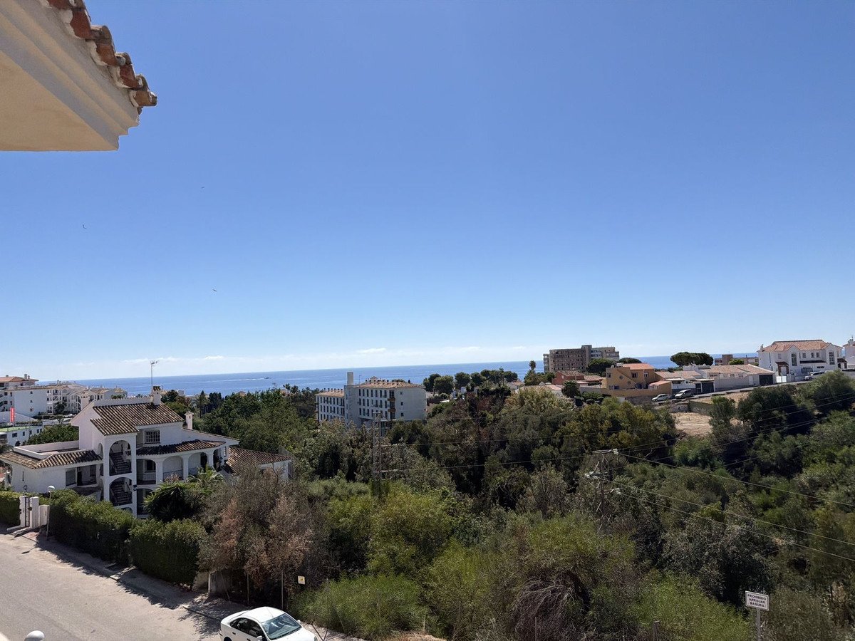 Investment apartment on the top floor with tourist license and sea views, Mijas, Spain
