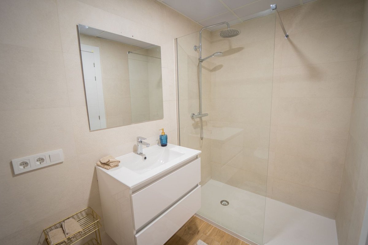 New top floor apartment with sea views and garage, Villajoyosa, Spain