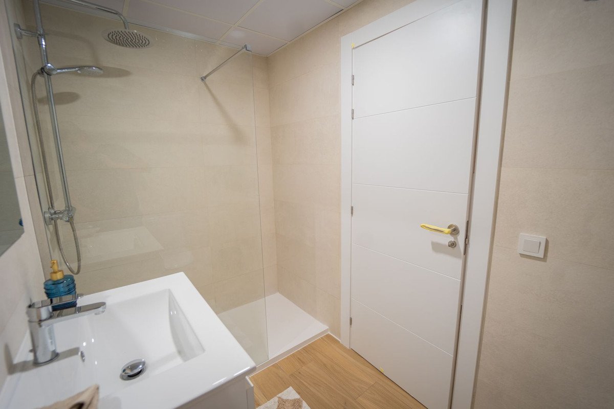 New top floor apartment with sea views and garage, Villajoyosa, Spain