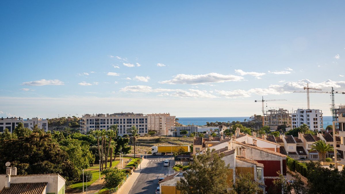 New top floor apartment with sea views and garage, Villajoyosa, Spain