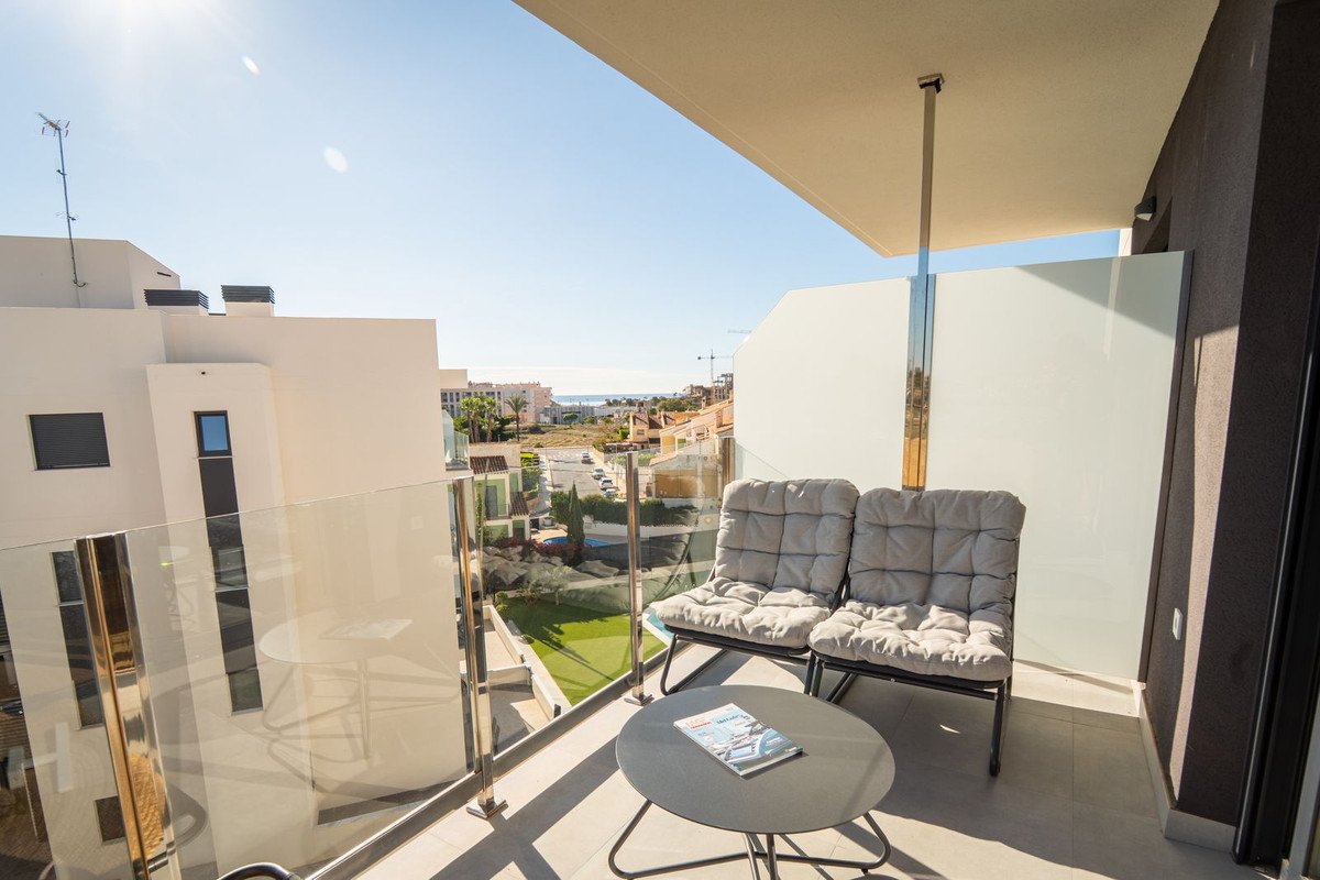 New top floor apartment with sea views and garage, Villajoyosa, Spain
