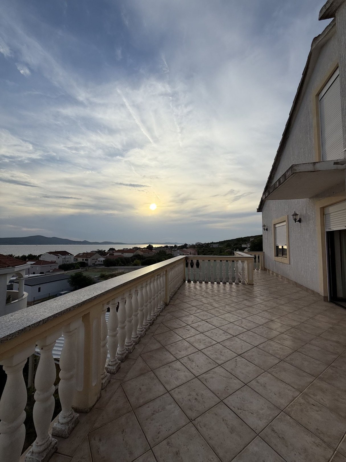 House with two three-room apartments with separate kitchen and sea view, Sveti Filip i Jakov, Croatia