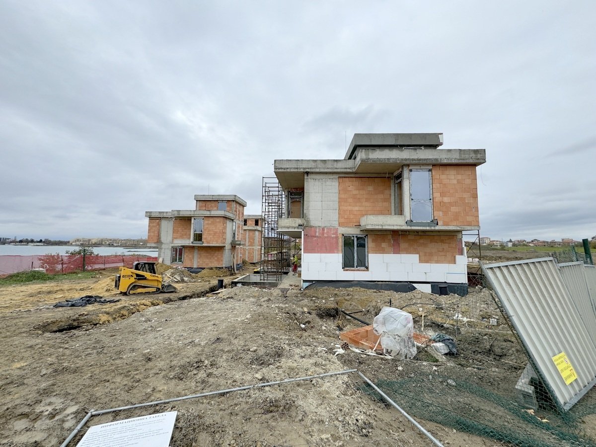 New small complex with 9 premium houses in Aheloy, just a few meters from the beach.