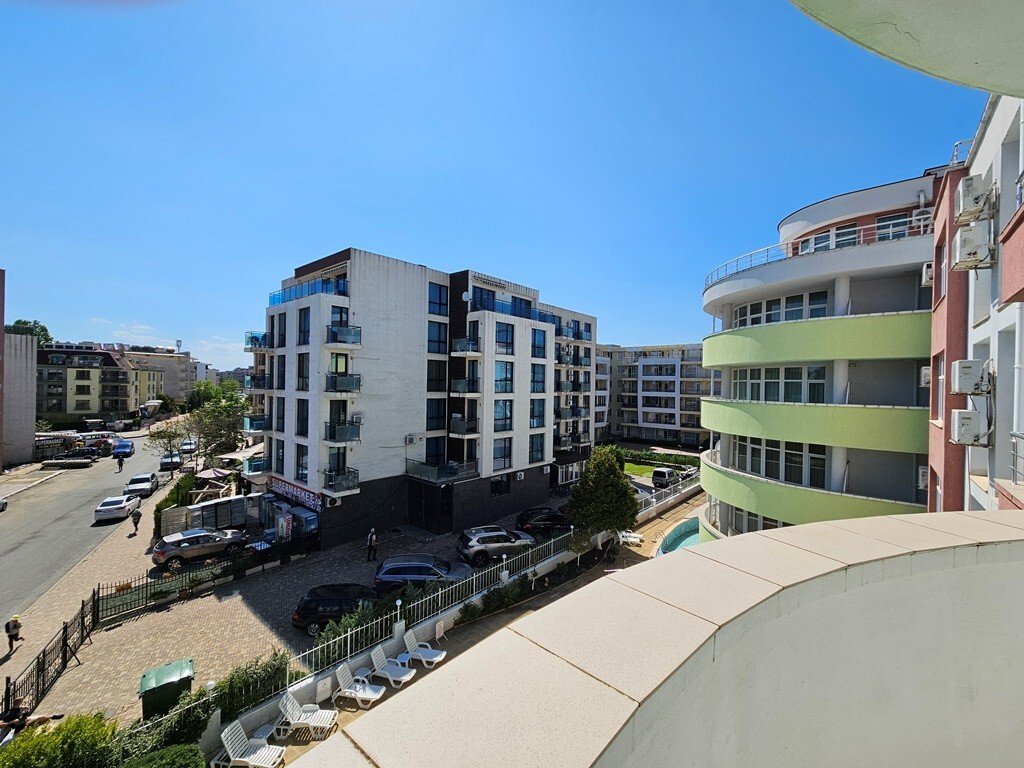 Modern 3-room apartment with 97 m² in the Pirop City Complex, Sunny Beach