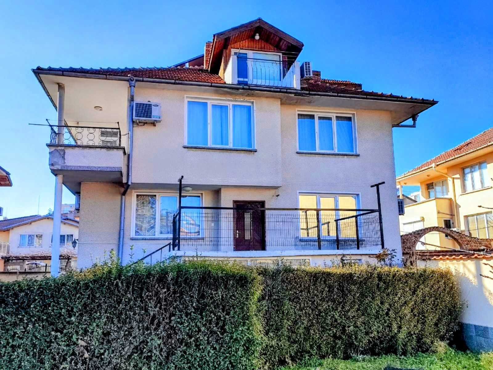 Ravda: Detached 3-storey single-family house with several rooms in Ravda 