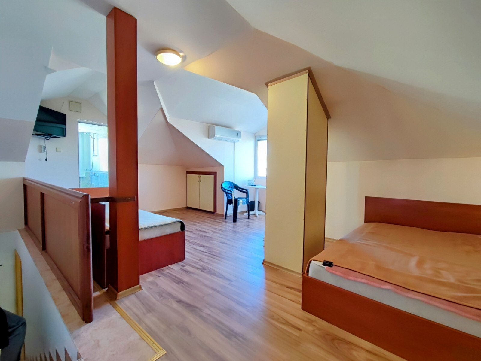 Detached 3-storey single-family house with several rooms in Ravda