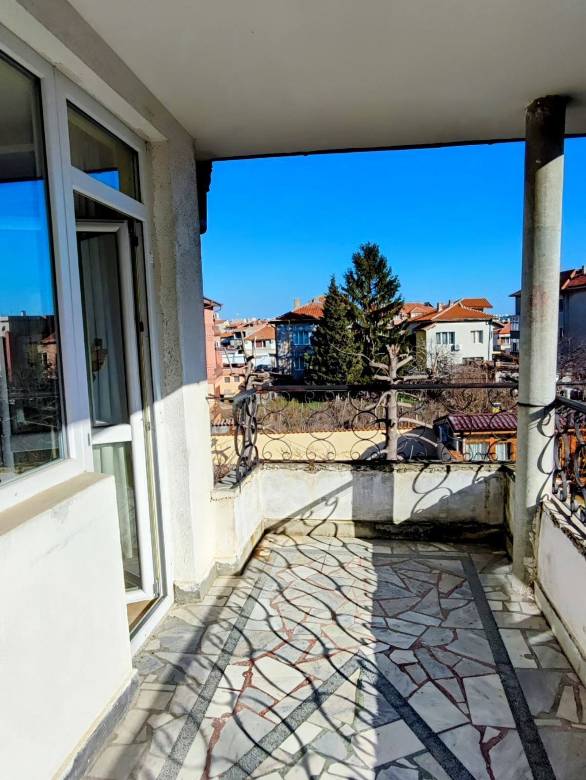 Detached 3-storey single-family house with several rooms in Ravda