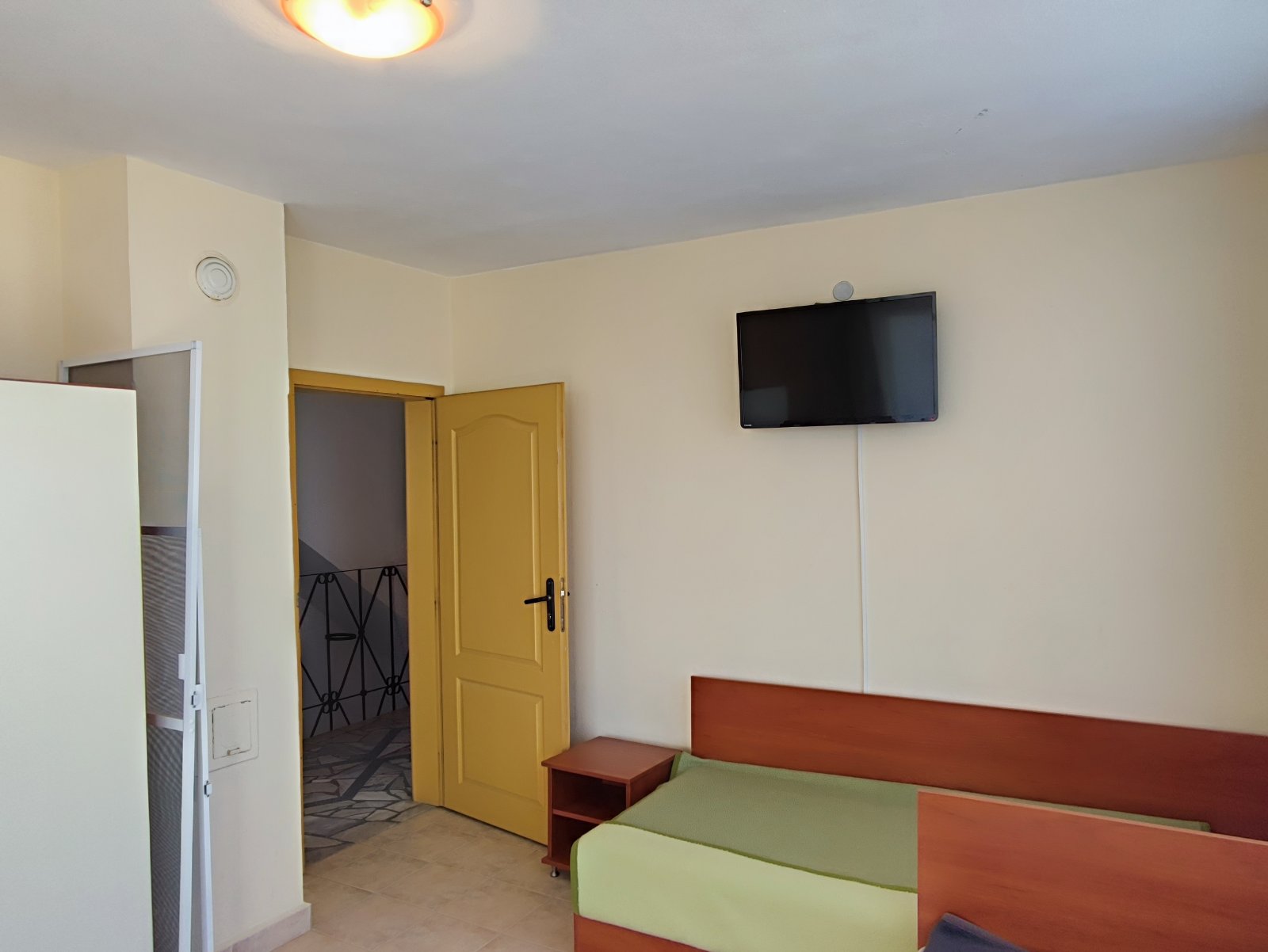 Detached 3-storey single-family house with several rooms in Ravda