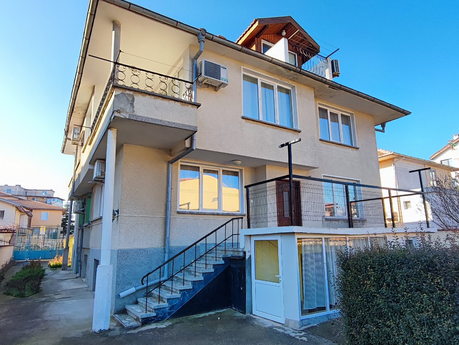 Detached 3-storey single-family house with several rooms in Ravda