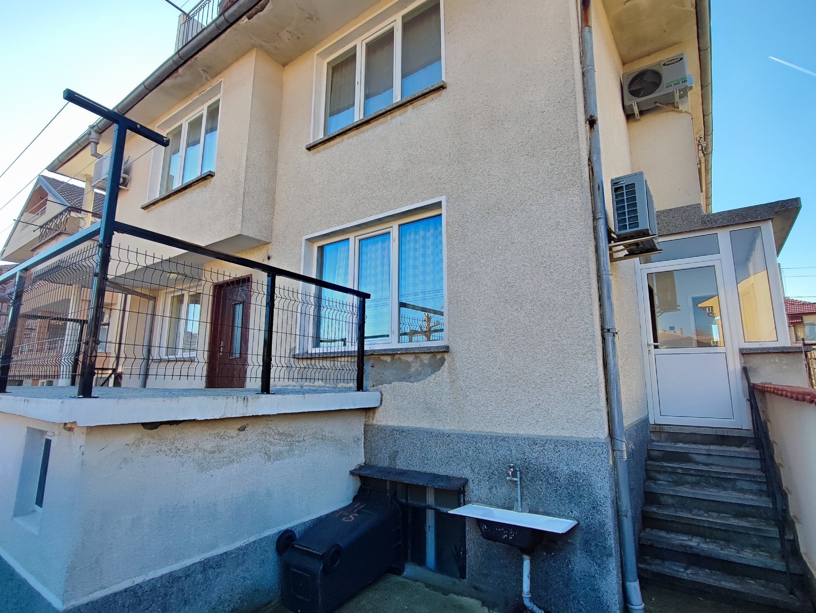 Detached 3-storey single-family house with several rooms in Ravda