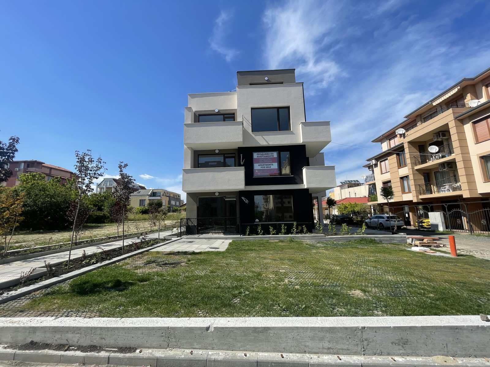 Bright 3-room apartment with no maintenance fee in Ravda, just 800 meters from the sea.