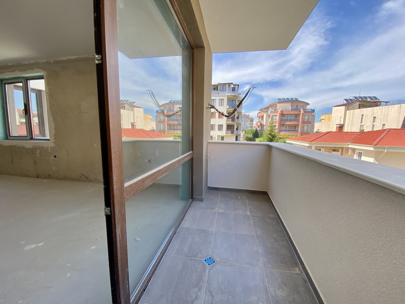 Bright 3-room apartment with no maintenance fee in Ravda, just 800 meters from the sea.