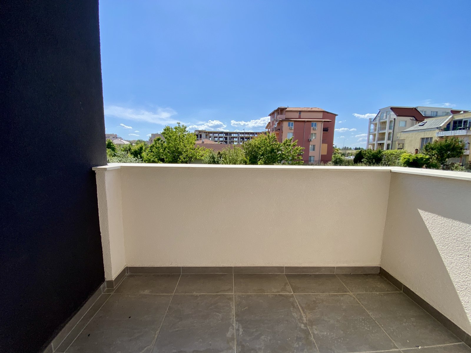 Bright 3-room apartment with no maintenance fee in Ravda, just 800 meters from the sea.