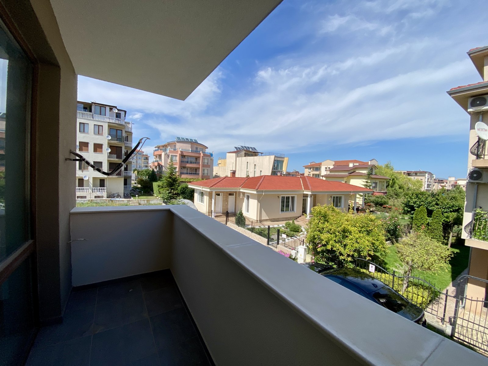 Bright 3-room apartment with no maintenance fee in Ravda, just 800 meters from the sea.
