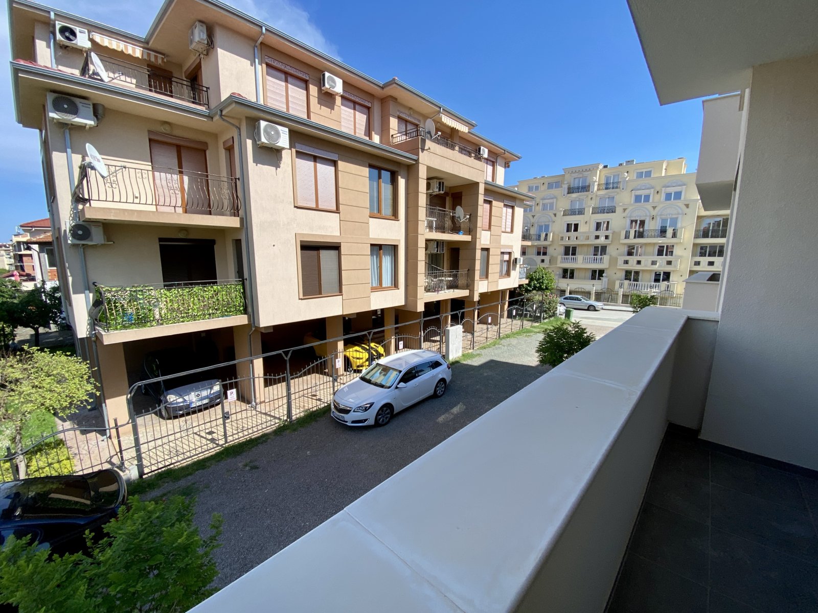 Bright 3-room apartment with no maintenance fee in Ravda, just 800 meters from the sea.