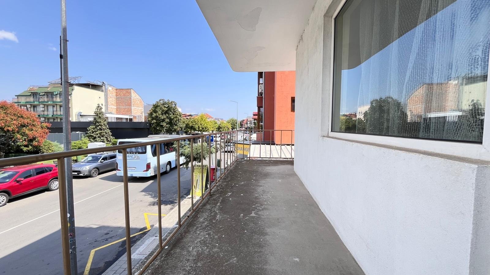 For sale is the ground floor of a house with 5 bedrooms in the center of Ravda.