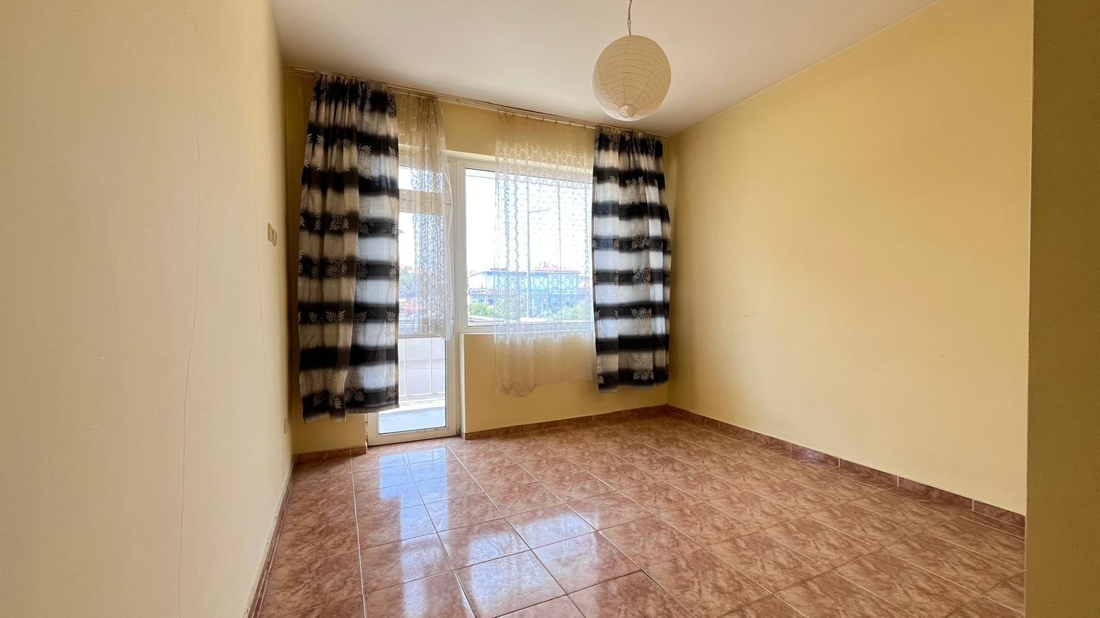 For sale is the ground floor of a house with 5 bedrooms in the center of Ravda.
