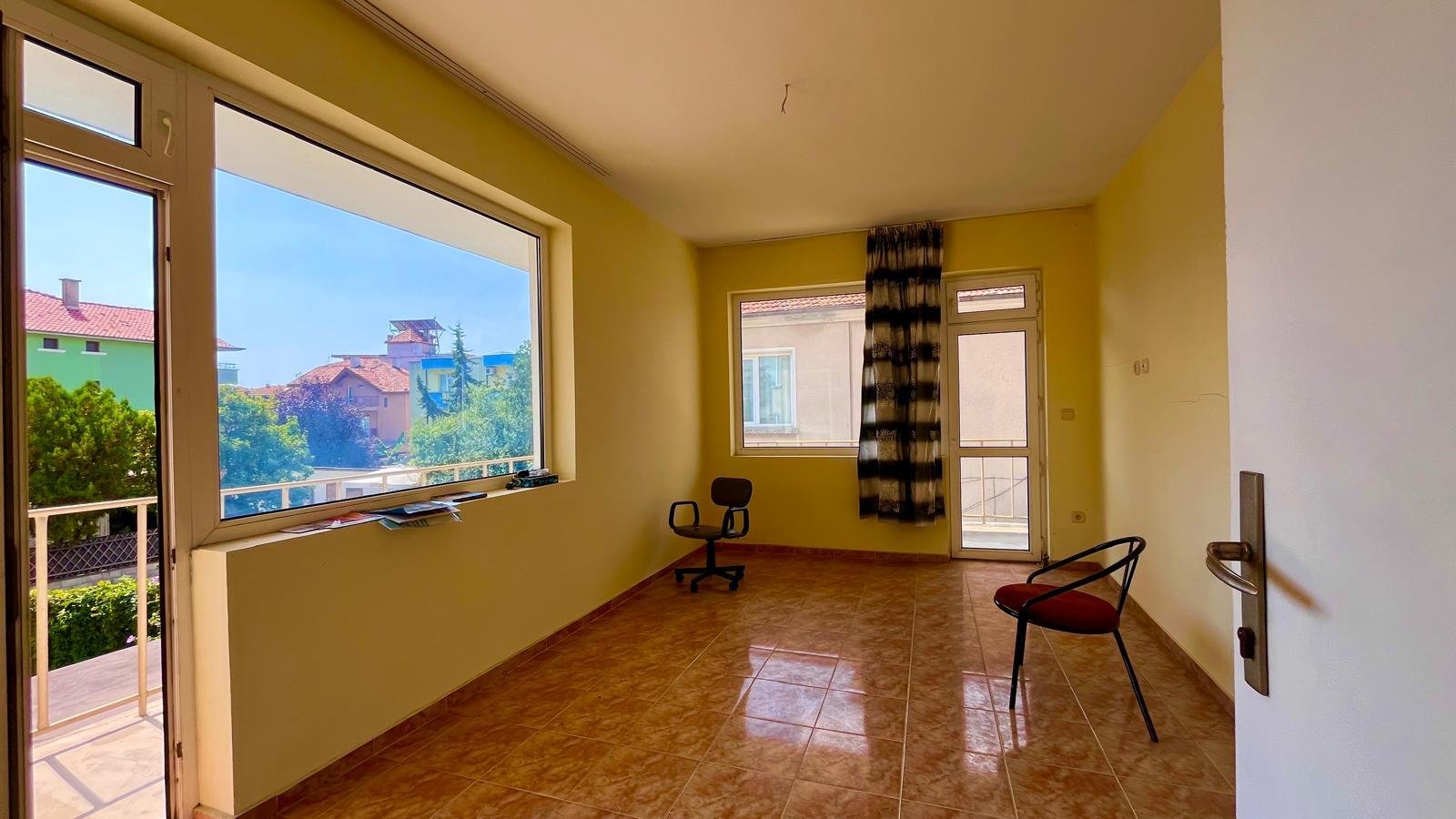 For sale is the ground floor of a house with 5 bedrooms in the center of Ravda.