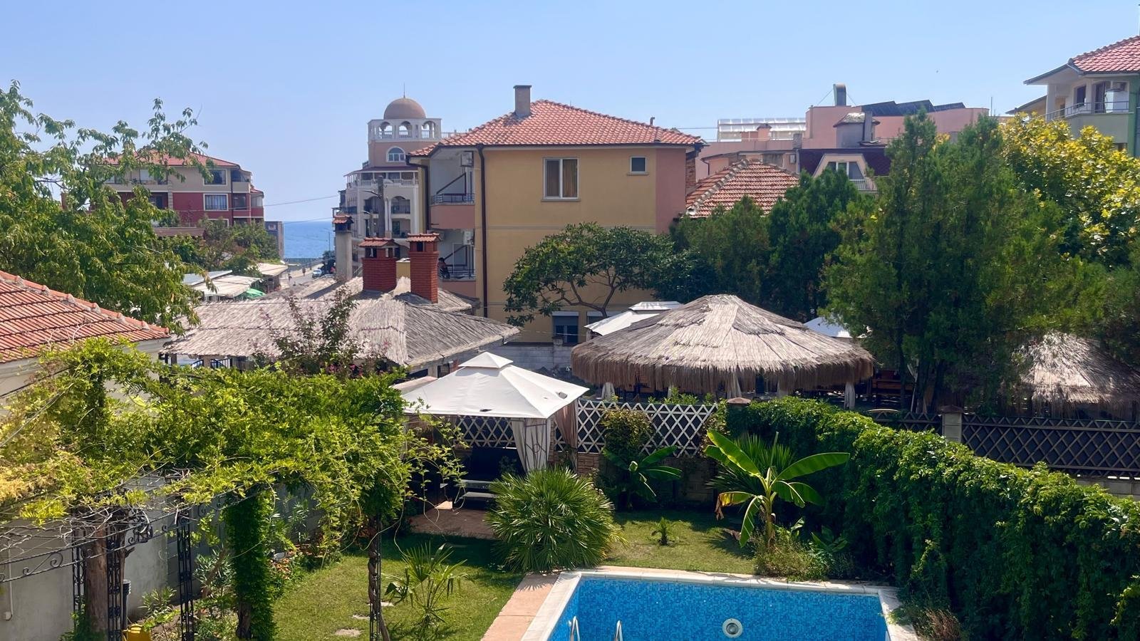 Ravda: For sale is the ground floor of a house with 5 bedrooms in the center of Ravda. 