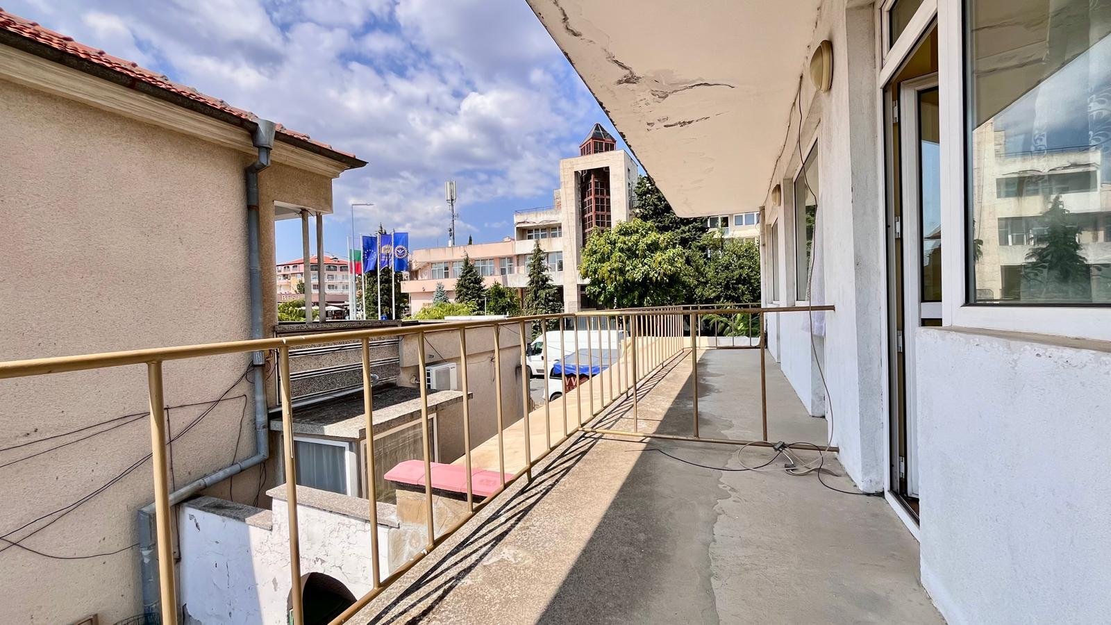 For sale is the ground floor of a house with 5 bedrooms in the center of Ravda.