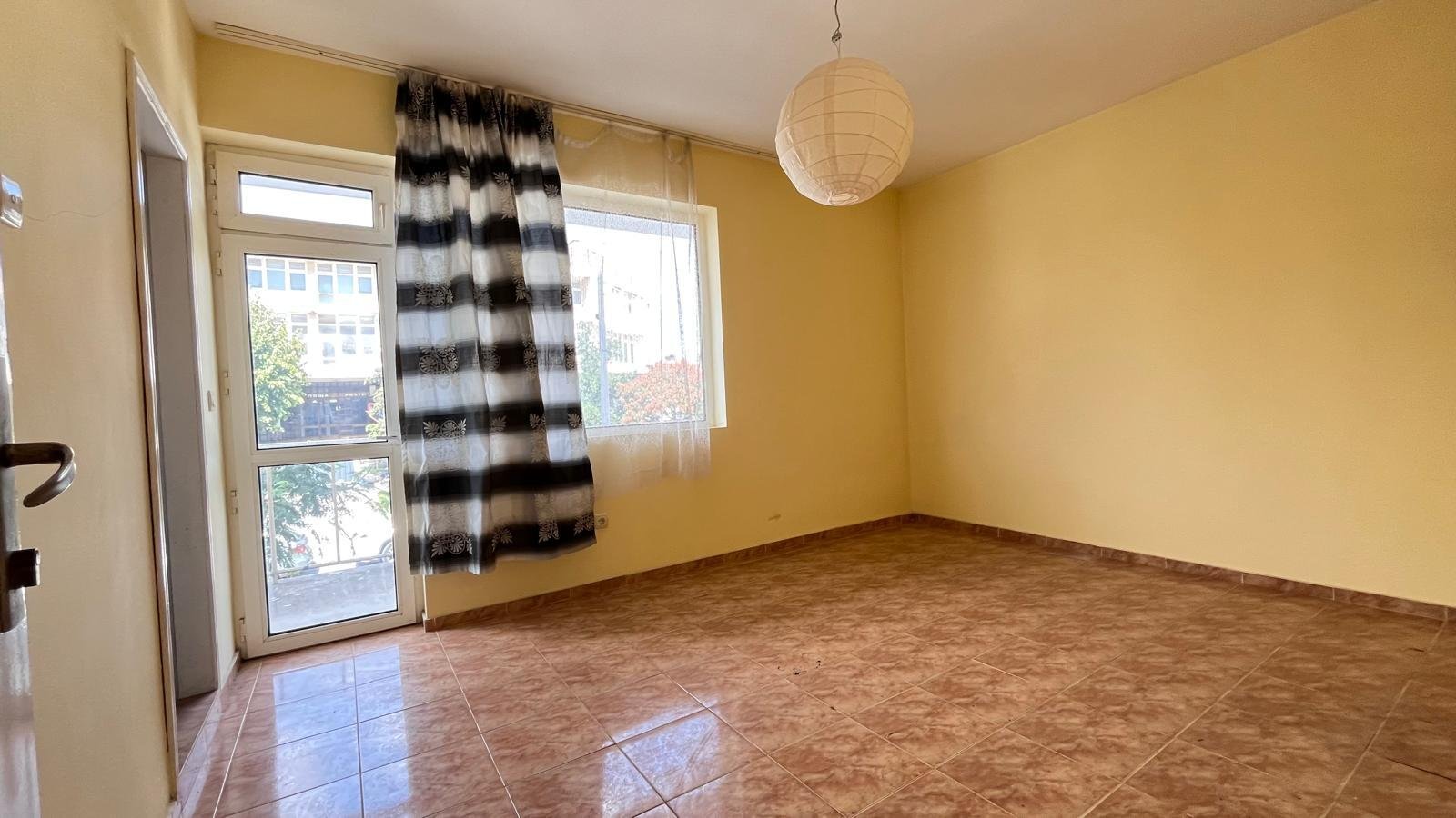 For sale is the ground floor of a house with 5 bedrooms in the center of Ravda.