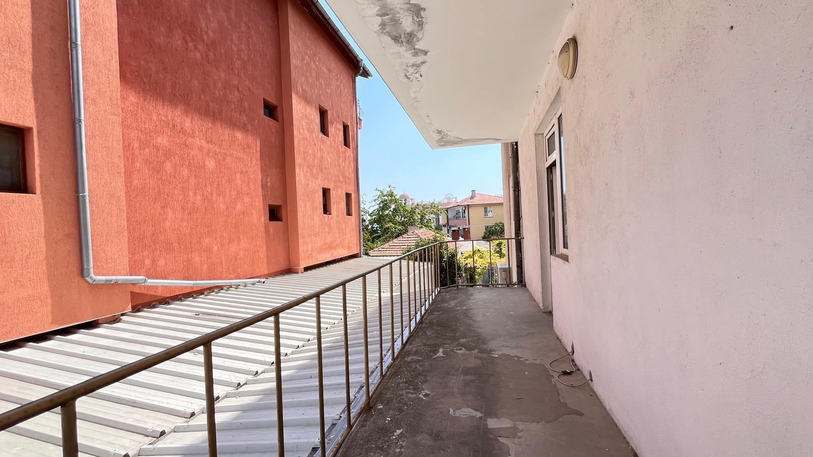 For sale is the ground floor of a house with 5 bedrooms in the center of Ravda.