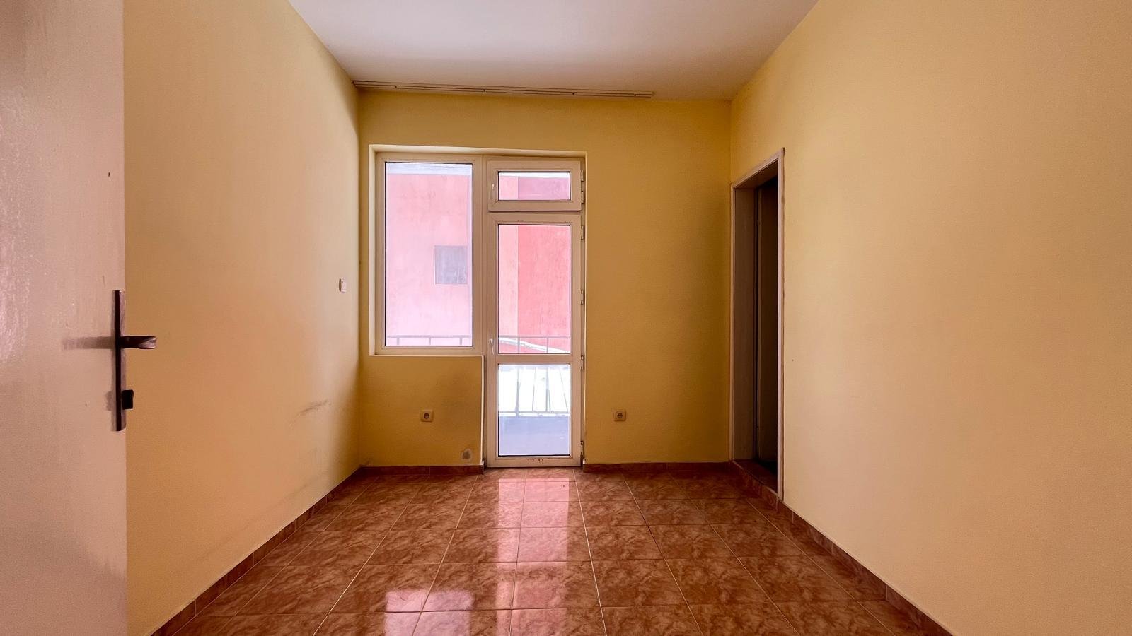 For sale is the ground floor of a house with 5 bedrooms in the center of Ravda.