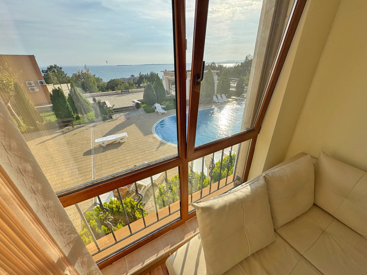 Sveti Vlas: Three-room apartment in the Sea-Fort complex with sea view in Sveti Vlas. 