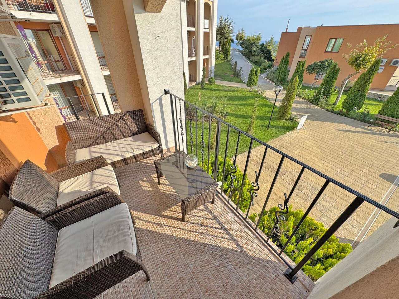 Three-room apartment in the Sea-Fort complex with sea view in Sveti Vlas.
