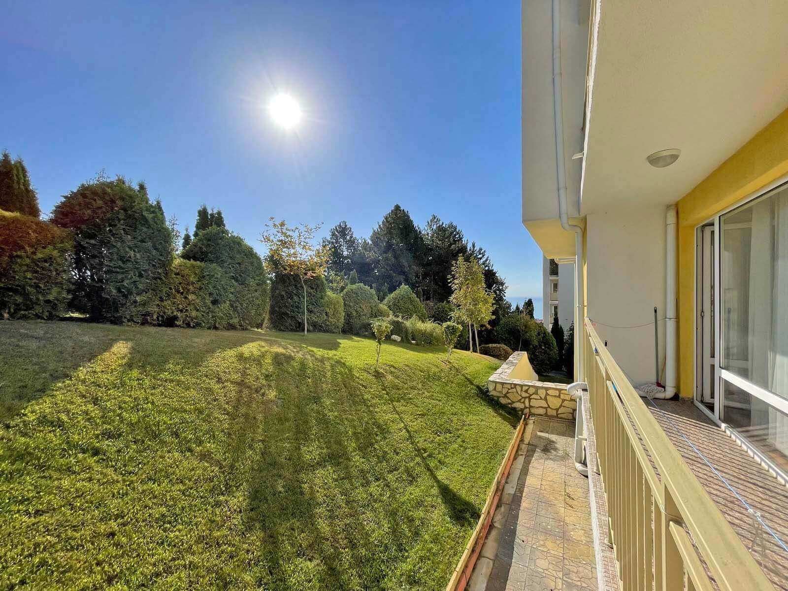 Two-room apartment in the Crown Fort complex with garden view in Sveti Vlas